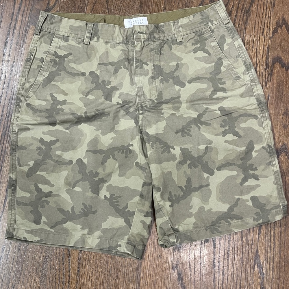 Barney’s New York khaki green camouflage print shorts. Size 30